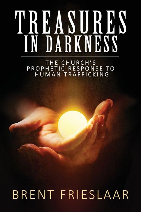 „TREASURES IN DARKNESS“, Untertitel über Antwort der Kirche auf Menschenhandel. Hände halten eine leuchtende Kugel. Autor: Brent Frieslaar.