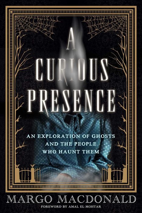 Text: „A Curious Presence. An Exploration of Ghosts and the People Who Haunt Them“ von Margo MacDonald. Illustration: Eine nebulöse Figur in einem blauen Kleid mit Netz- und Baumverzierungen am Rand.