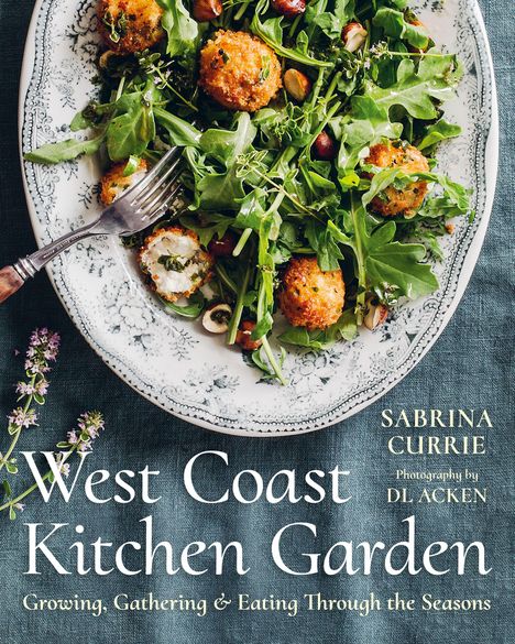 „West Coast Kitchen Garden. Growing, Gathering & Eating Through the Seasons“ ist in weißer Schrift zu sehen. Ein Teller mit Salat und knusprigen Bällchen.