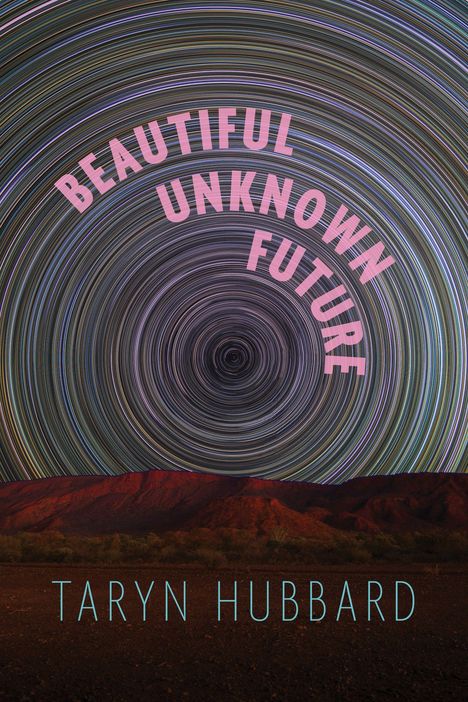 "Beautiful Unknown Future" steht in rosa Buchstaben. Unten steht "Taryn Hubbard". Hintergrund: Kreisförmige Sternspuren über roten Bergen.