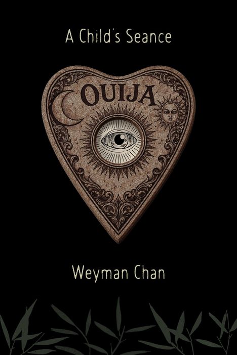 "A Child's Seance," "Ouija," "Weyman Chan." Ein Ouija-Brett-Design mit einem Auge, Mond und Sonne. Pflanzen am unteren Rand.