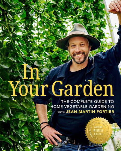 "In Your Garden: The Complete Guide to Home Vegetable Gardening with Jean-Martin Fortier."  Ein Mann lächelt im Grünen.