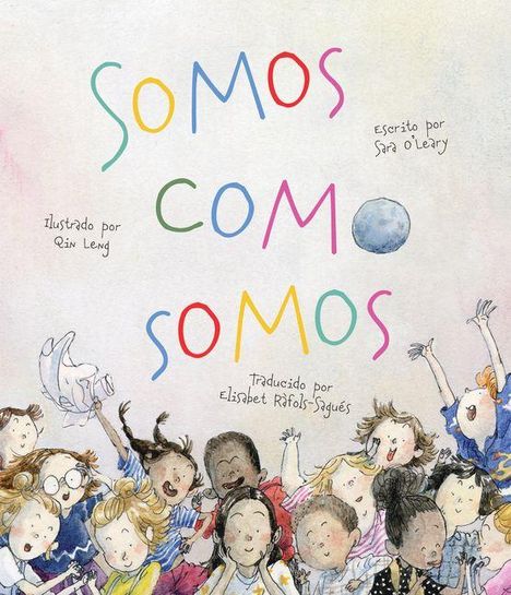 "Somos como somos" in bunten Buchstaben. Kindergruppe jubelt fröhlich. Illustration von Qin Leng.