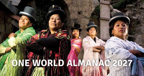 Text: "ONE WORLD ALMANAC 2027." 

Fünf Frauen in traditioneller farbenfroher Kleidung und Bowlerhüten, mit verschränkten Armen.