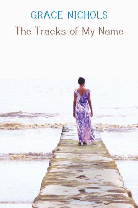 GRACE NICHOLS, The Tracks of My Name. Eine Frau in einem lila Kleid geht auf einem Steg ins Meer.