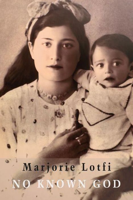 Text: "Marjorie Lotfi, NO KNOWN GOD". Eine Frau hält ein kleines Kind auf einem nostalgischen Foto.