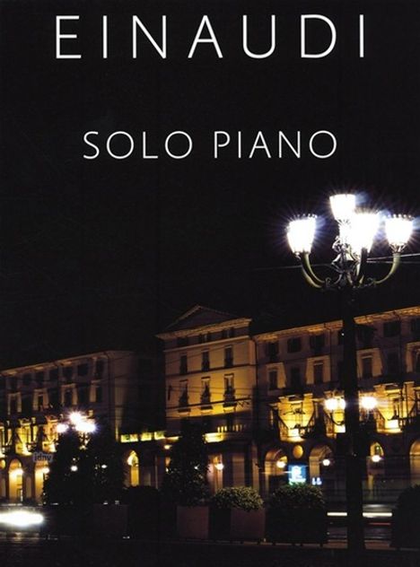 "EINAUDI SOLO PIANO" steht in weißer Schrift über einem nächtlichen Stadtbild mit beleuchteten historischen Gebäuden und einer Straßenlaterne.
