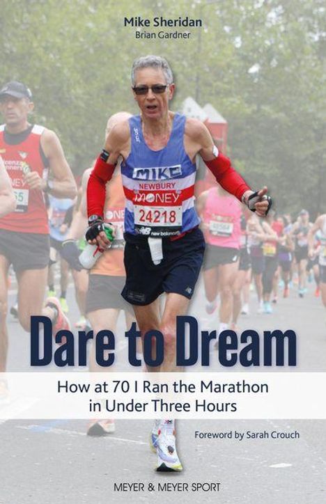"Dare to Dream: How at 70 I Ran the Marathon in Under Three Hours" von Mike Sheridan. Mann beim Marathonlauf.