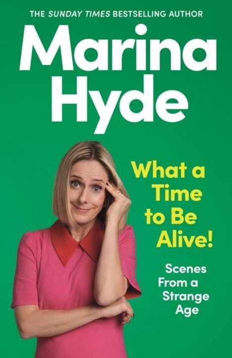 Texte: "Marina Hyde", "What a Time to Be Alive!", "Scenes From a Strange Age". Frau in rosa Kleid vor grünem Hintergrund.
