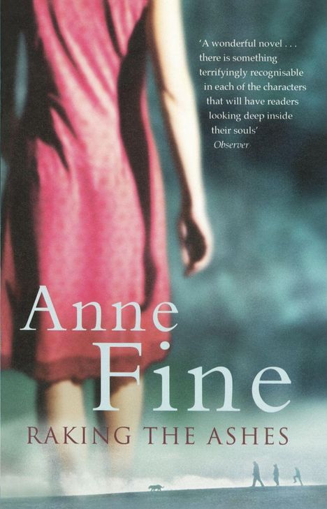 „Anne Fine, Raking the Ashes“. Zitat lobt Buch als tiefgründig. Frau in rotem Kleid im Hintergrund. Unscharfer Hintergrund.