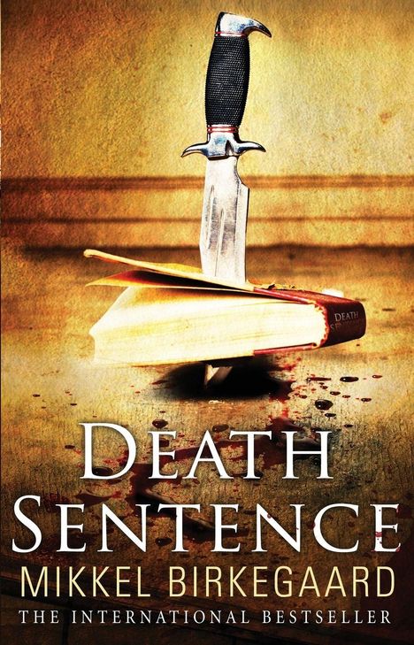 "Death Sentence" oben, "Mikkel Birkegaard" darunter. Ein Messer durchbohrt ein offenes Buch, Blutspuren ringsum.