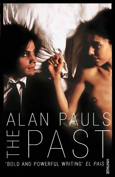 „ALAN PAULS, THE PAST“ steht groß, darunter „BOLD AND POWERFUL WRITING“ EL PAIS. Zwei Personen in einem Bett, nah beieinander.