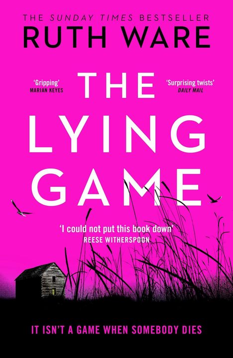 "THE LYING GAME" von Ruth Ware, mit lobenden Rezensionen. Pinker Hintergrund mit schwarzem Gras, einer Hütte und fliegenden Vögeln.