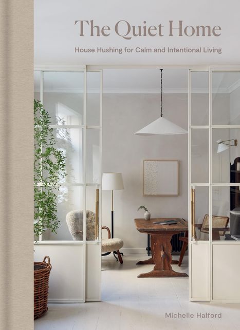 "The Quiet Home: House Hushing for Calm and Intentional Living" von Michelle Halford zeigt einen ruhigen Wohnraum.