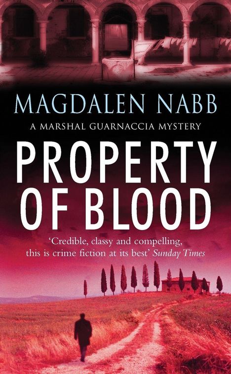 "PROPERTY OF BLOOD" – Ein Kriminalroman von Magdalen Nabb. Ein Mann geht auf einem Feldweg Richtung Zypressen und Gebäude.