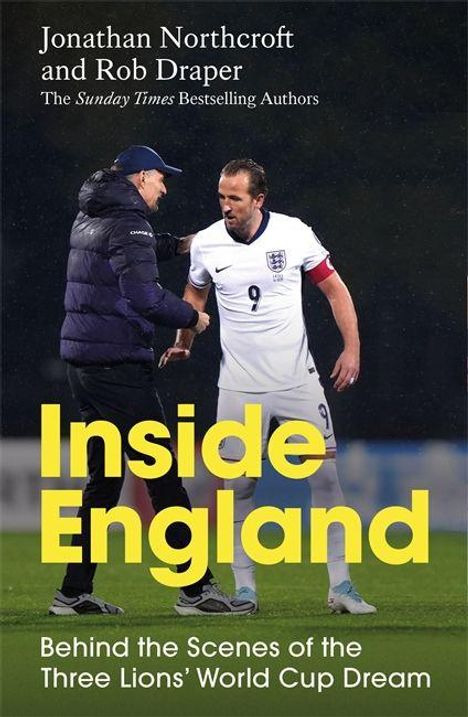 "Inside England: Behind the Scenes of the Three Lions’ World Cup Dream." Ein Fußballer spricht mit einem Mann auf dem Feld.