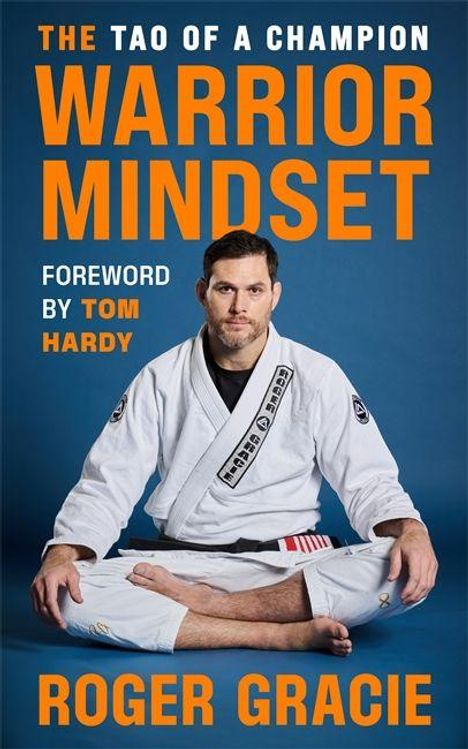 "The Tao of a Champion: Warrior Mindset" von Roger Gracie, mit Vorwort von Tom Hardy. Mann im Kimono sitzt meditativ.