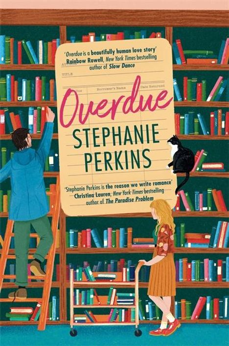 „Overdue“ von Stephanie Perkins. Zwei Personen vor einem Bücherregal, eine auf einer Leiter, eine mit Rollator. Katze auf Regal.