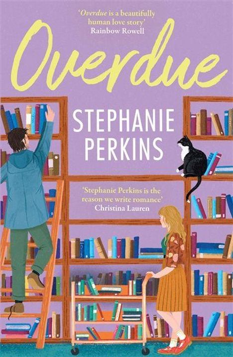 „Overdue“, „Stephanie Perkins“. Zitate von Rainbow Rowell und Christina Lauren. Illustration: Bibliothek mit Menschen und Katze.