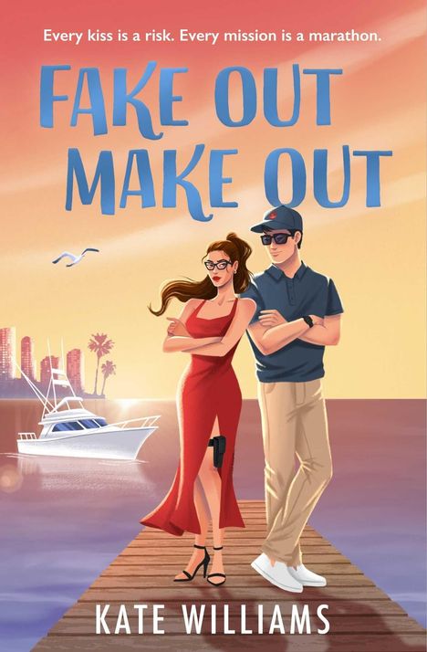 "Fake Out Make Out" und "Kate Williams" vor Sonnenuntergang, ein Paar auf einem Steg, Yacht im Hintergrund.