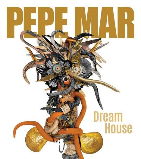 Texte: "PEPE MAR", "Dream House". Eine surreale Skulptur aus bunten, abstrakten Objekten, die ein Gesicht bilden.
