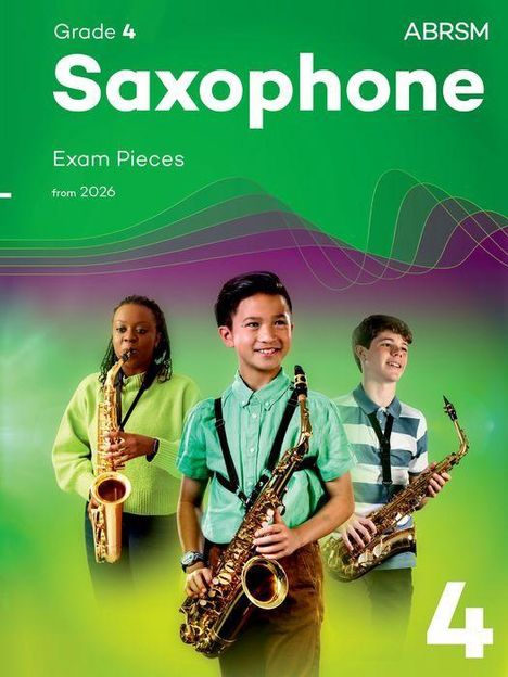 „Grade 4 Saxophone Exam Pieces from 2026“. Drei Kinder mit Saxophonen lächelnd vor grünem Hintergrund.