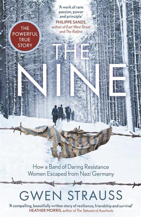 "The Nine" von Gwen Strauss, über mutige Frauen im Widerstand. Verschneiter Wald, Menschen, Stacheldraht, Stofffetzen.