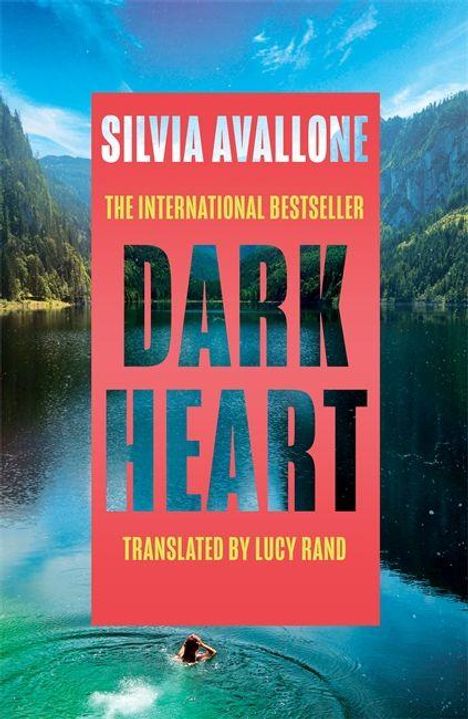 Der Text sagt: "SILVIA AVALLONE, THE INTERNATIONAL BESTSELLER, DARK HEART, TRANSLATED BY LUCY RAND." Im Hintergrund ein malerischer See in den Bergen.