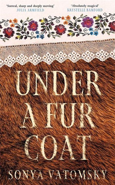„UNDER A FUR COAT“ von Sonya Vatomsky. Oben Blümchenmuster und Spitze, darunter Pelzoptik.