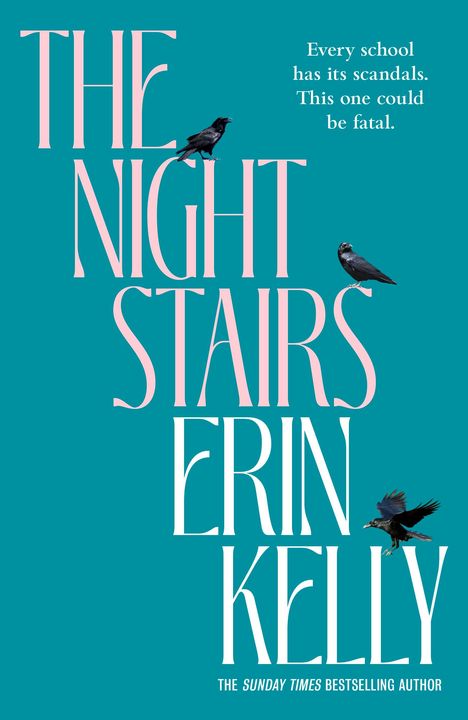 „Every school has its scandals. This one could be fatal.“ Große Schrift: „THE NIGHT STAIRS ERIN KELLY“. Zwei Raben.