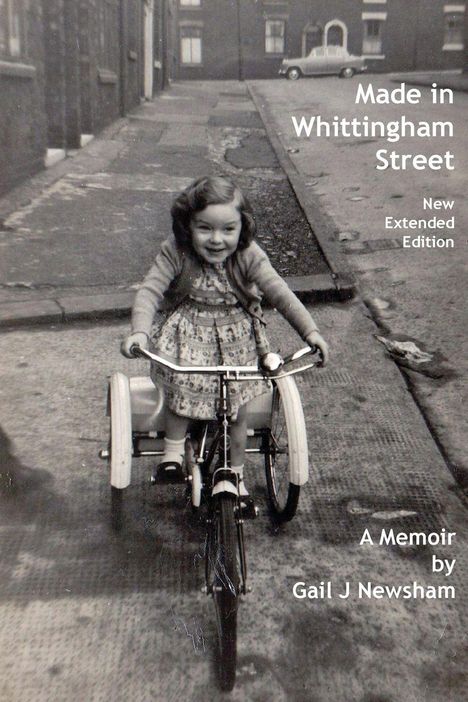 "Made in Whittingham Street. New Extended Edition. A Memoir by Gail J Newsham." Ein Kind auf einem Dreirad in einer alten Straße.