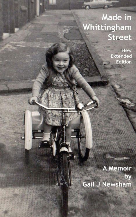 Titel: Made in Whittingham Street, New Extended Edition. A Memoir by Gail J Newsham. Ein Kind fährt lächelnd ein Dreirad.