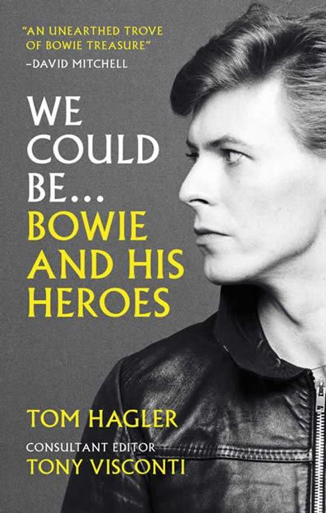 „WE COULD BE… BOWIE AND HIS HEROES“ Tom Hagler, Tony Visconti. Schwarz-weiß; Person mit Lederjacke, seitliches Profil.