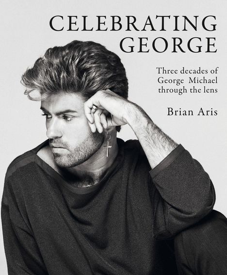 "Celebrating George. Three decades of George Michael through the lens. Brian Aris." Ein Mann mit Bart, Kreuz-Ohrring.