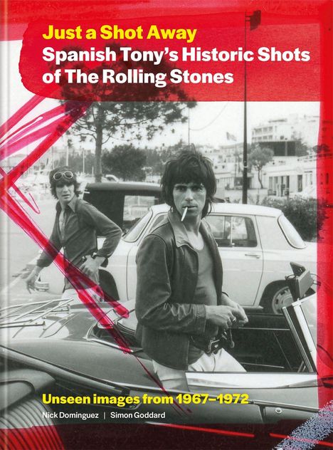 „Just a Shot Away: Spanish Tony's Historic Shots of The Rolling Stones“. Schwarz-weißes Foto von zwei Männern vor Autos.