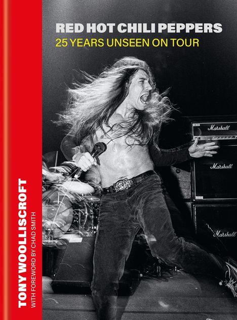"RED HOT CHILI PEPPERS", "25 YEARS UNSEEN ON TOUR". Ein Sänger mit Mikro in dynamischer Pose vor Marshall-Verstärkern.