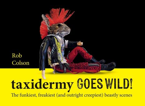 „taxidermy GOES WILD!“, darunter ein Tier mit rotem Irokesenschnitt und Lederjacke. Autor: Rob Colson.