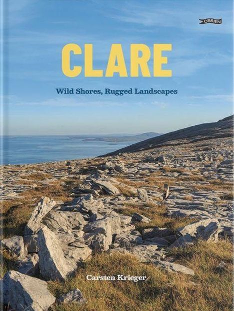 „CLARE: Wild Shores, Rugged Landscapes“. Darunter eine felsige Küstenlandschaft mit Meer im Hintergrund.