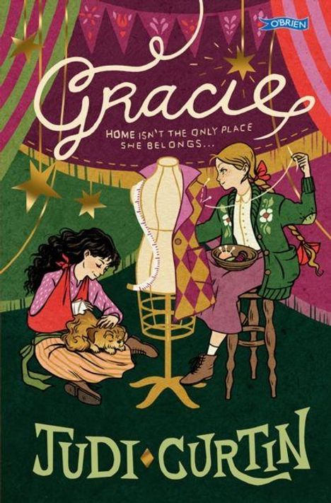 „Gracie. Home isn't the only place she belongs.“ Zwei Mädchen, eins näht, eins hält einen Hund; umgeben von Sternen-Dekorationen.
