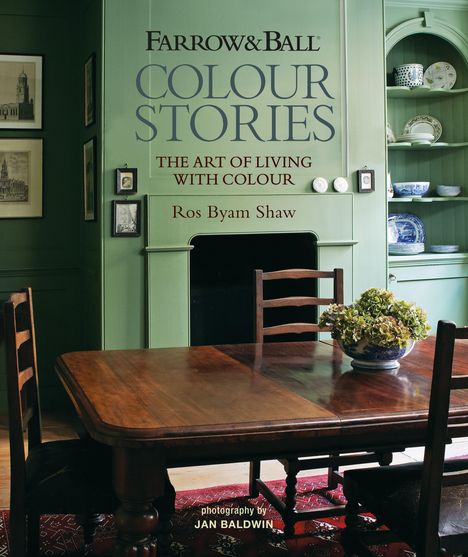 "Farrow&Ball Colour Stories" oben, "The Art of Living with Colour" samt Ros Byam Shaw, hölzerner Esstisch, grünes Regal.