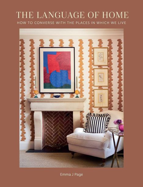 „THE LANGUAGE OF HOME. HOW TO CONVERSE WITH THE PLACES IN WHICH WE LIVE. Emma J Page.“ Ein Kamin mit Kunstwerk.