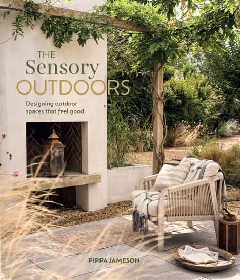Text: "THE Sensory OUTDOORS: Designing outdoor spaces that feel good, PIPPA JAMESON." Garten mit Kamin und gemütlichem Stuhl.