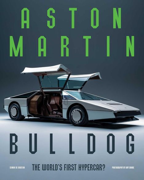 Text: "ASTON MARTIN BULLDOG THE WORLD'S FIRST HYPERCAR?"  
Ein futuristisches Auto mit Flügeltüren in einem Studio.