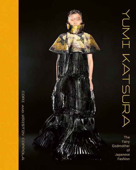 Text: "Yumi Katsura", "Cori and Kristin Coppola", "The Fairy Godmother of Japanese Fashion."  
Eine Person in avantgardistischer Mode.