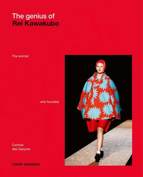 „The genius of Rei Kawakubo. The woman who founded Comme des Garçons. TERRY NEWMAN.“ Model in auffälligem, farbigem Kleid.