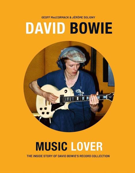 Geoff MacCormack & Jérôme Soligny, David Bowie, Music Lover. David Bowie spielt Gitarre und trägt Kopfhörer.