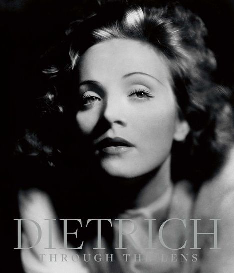 „DIETRICH THROUGH THE LENS“ steht in großen Buchstaben über einem Porträt einer Frau mit welligem Haar.