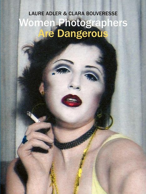 "Women Photographers Are Dangerous" von Laure Adler & Clara Bouveresse. Eine schwarz-weiß kolorierte Frau mit Zigarette.