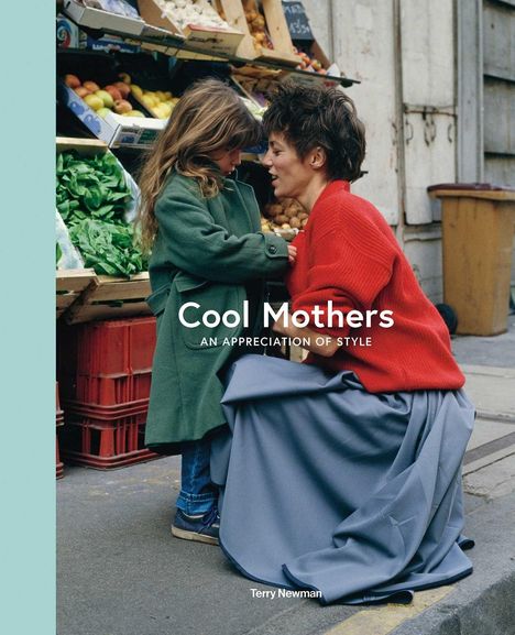 „Cool Mothers: An Appreciation of Style“ von Terry Newman. Eine Frau kniet vor einem Kind an einem Gemüsestand.