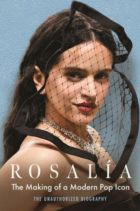 "ROSALÍA: The Making of a Modern Pop Icon. The Unauthorized Biography." Frau mit Netzschleier, hellblauer Hintergrund.